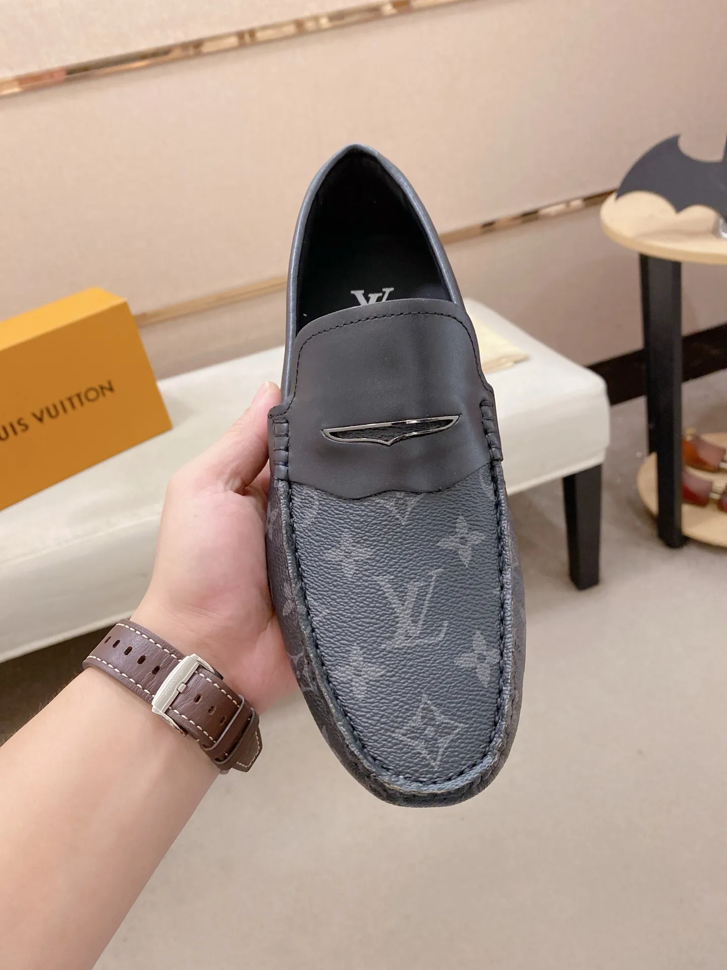 Factory price: 500💰High-end quality! LV 🆕🆕Exclusive hot-selling products in stock🔥🔥New products on the shelves, high-quality Ferragamo men's pea shoes, high-end casual driving shoes, with complete packaging! 💪 💪 Material: Imported official website one-to-one fabric 🐂 + Imported high-quality buffalo leather lining + wear-resistant outsole 👍🏻👍🏻 Features: High-end and comfortable, purely handmade 🚀 🚀 Create the perfect shoes that suit you best 🔥 🔥 Size: (38-44) 45 standard size can be customized!